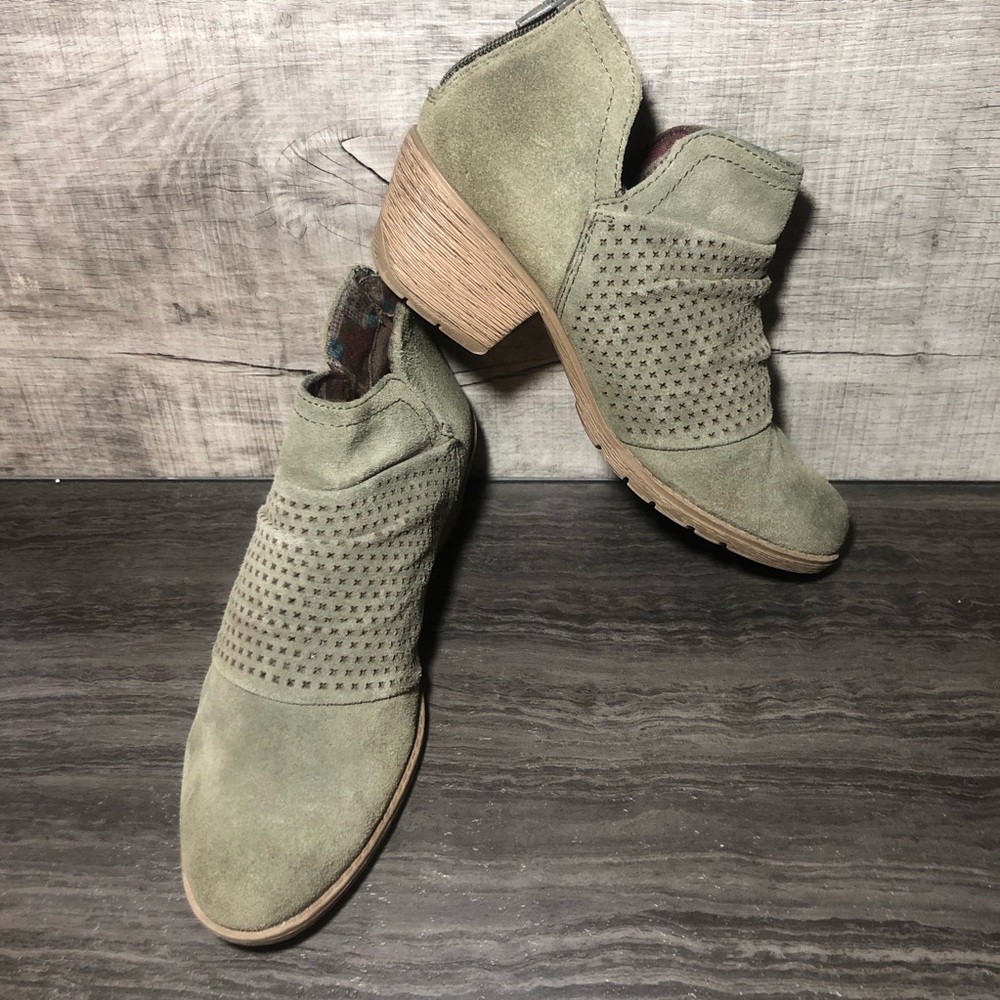 EARTH ORIGINS ANKLE BOOTIES - MOSS GREEN size 8M